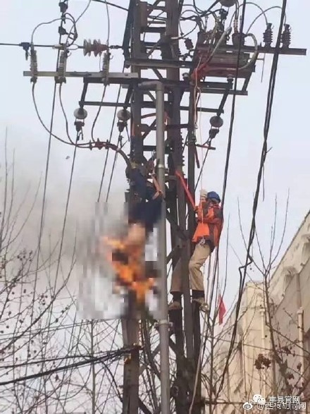 江苏两工人维修电塔触电 一人着火烧焦亡_北京时间